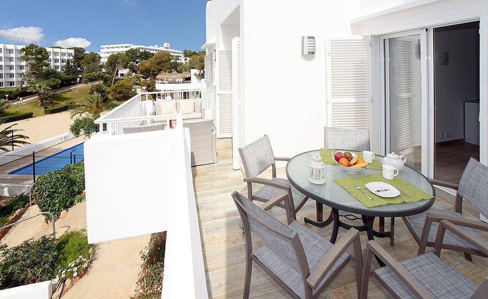 Entire holiday apartment, Holiday flat, directly on the beach, communal pool in Cala d'Or, Santanyí