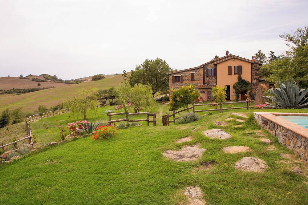 Splendid farmhouse in Val d'Orcia with private swimming pool and sauna in Radicofani, Val d'Orcia