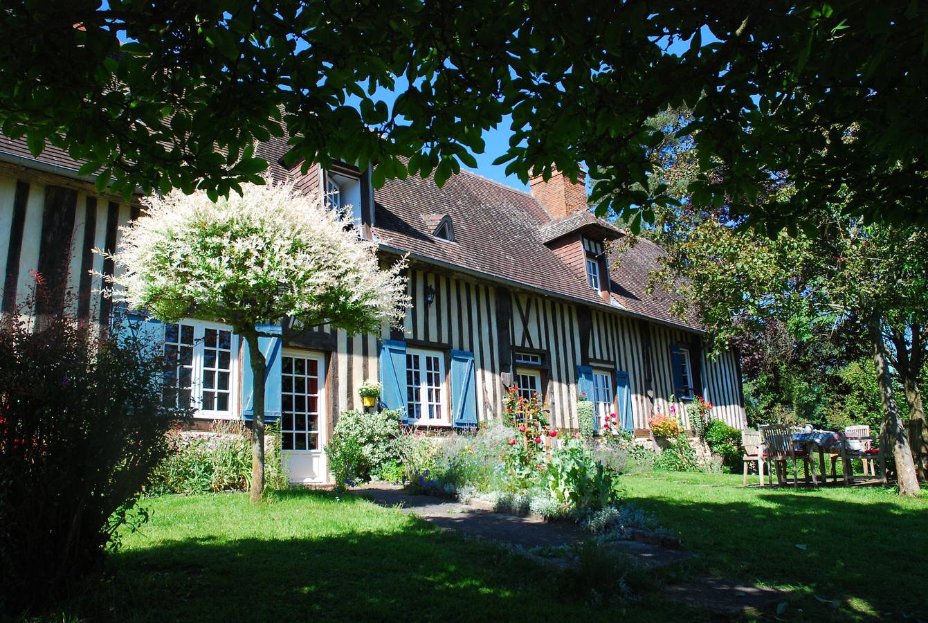 Chambre d’hôtes « Chambre - L’école » avec terrasse et jardin partagés, Wi-Fi in Courtonne-la-Meurdrac, Région de Lisieux