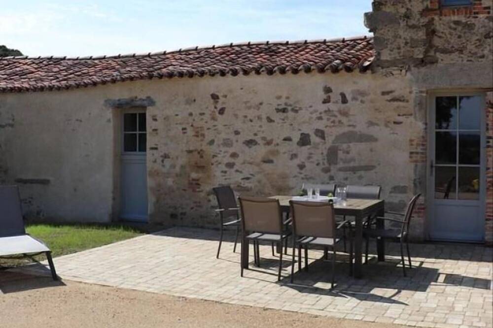 Casa de campo con piscina y zona de relax cerca de Les Herbiers, capacidad para 6 personas in Les Herbiers, Valle del Loira