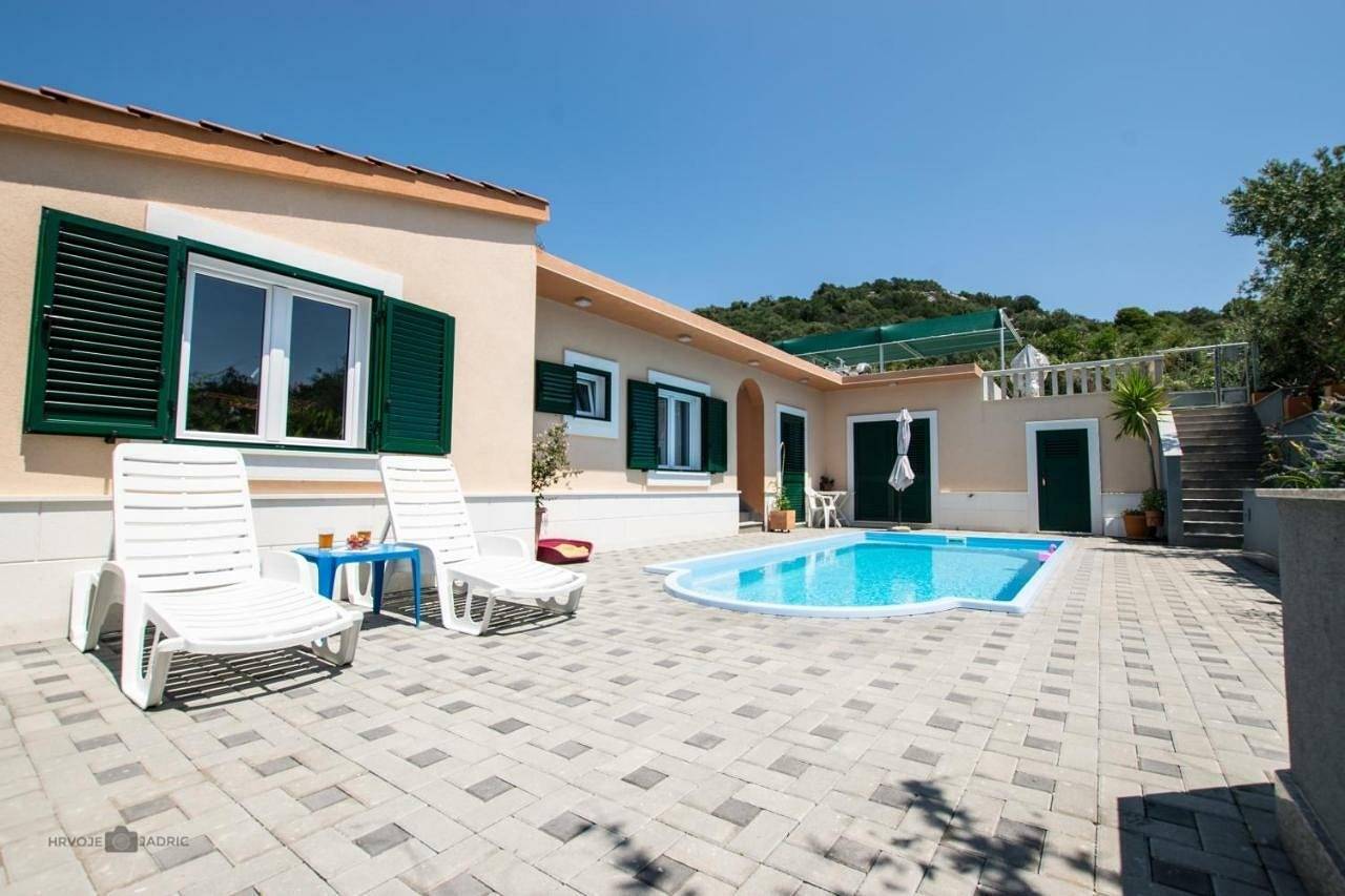Ganze Wohnung, 1-Zimmer-Ferienwohnung mit Pool Okrug Donji, Ciovo A-25498-d in Okrug Donji, Ciovo