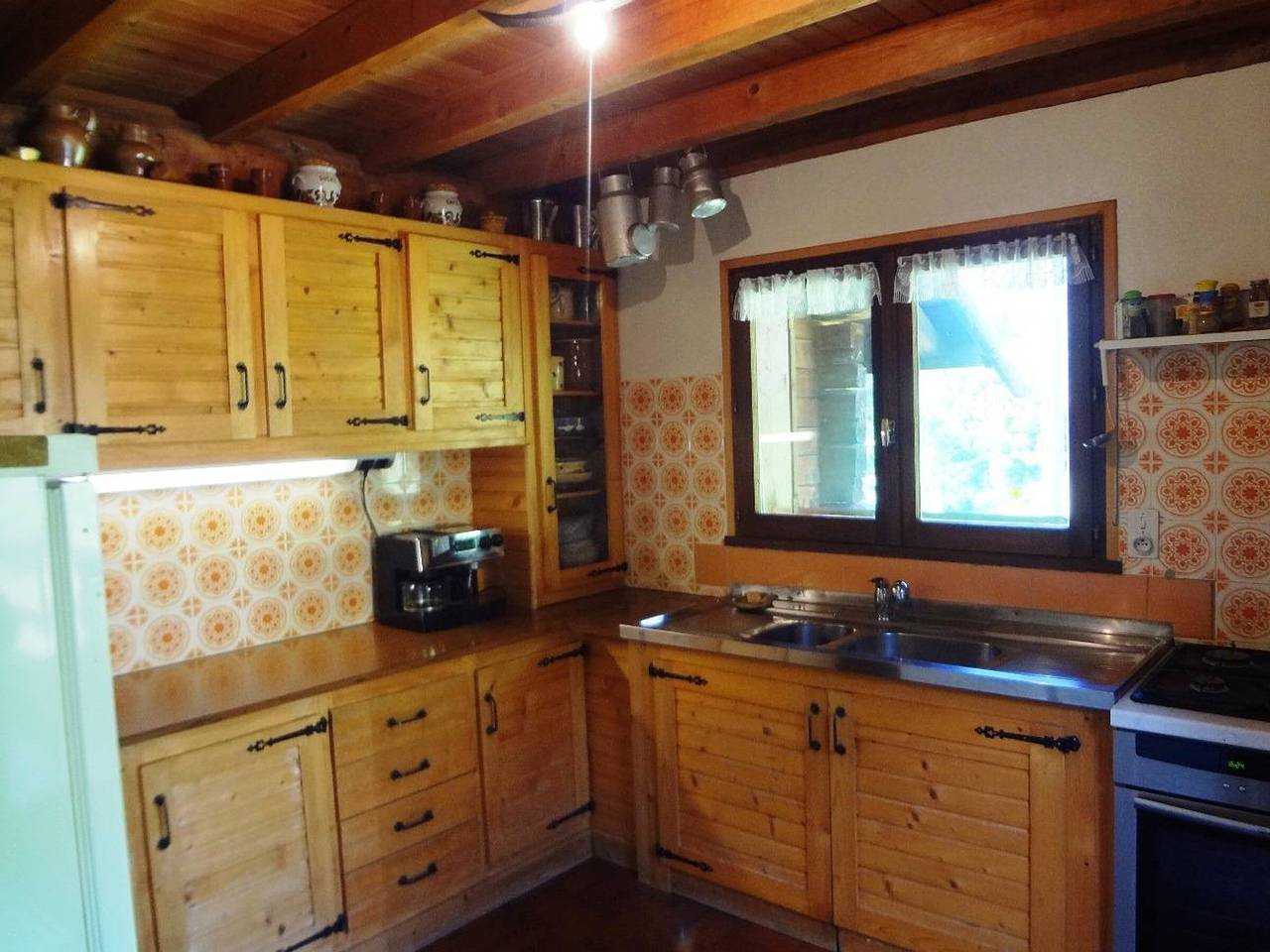 Cozy chalet for 10 with fireplace and internet, close to slopes in Beaufort (Rhône-Alpes), Albertville region