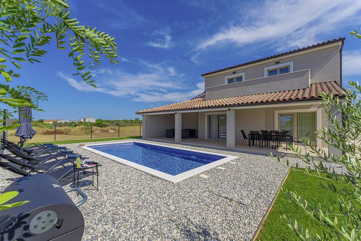 Villa pour 7 personnes, avec piscine ainsi que vue sur l’océan et jardin à Loborika
