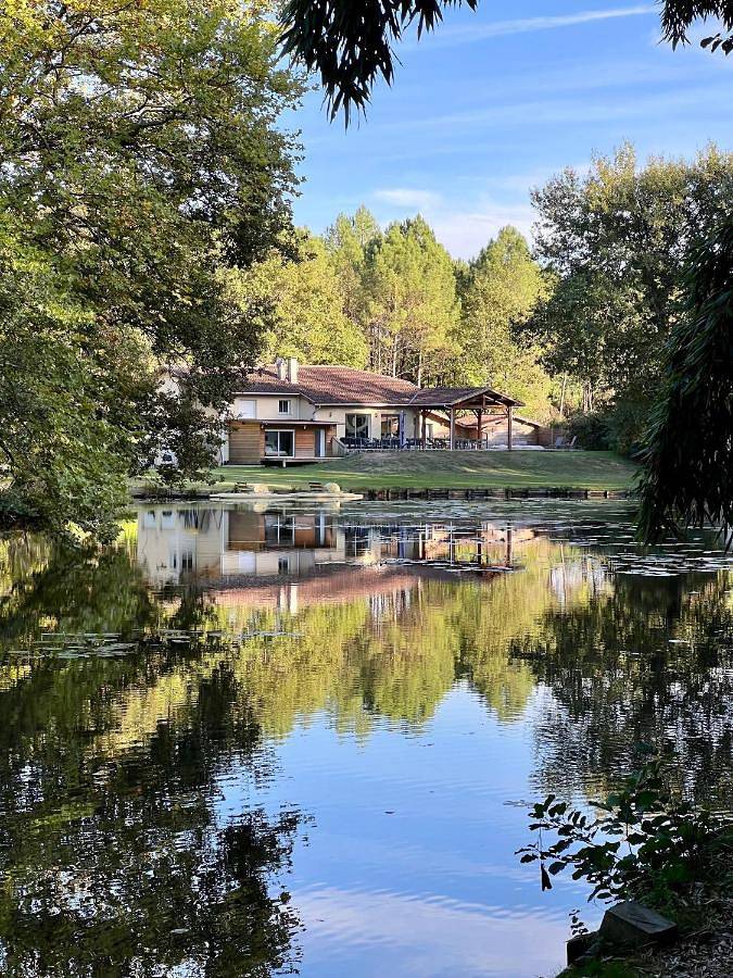 Location de vacances pour 25 personnes, avec Jacuzzi et Terrasse ainsi que Jardin et Bassin pour enfant à Saugnac-et-Cambran