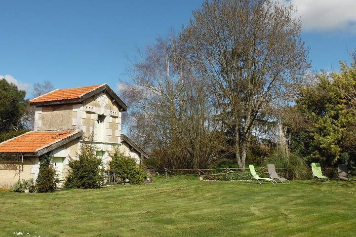 Location de vacances pour 12 personnes, avec jardin, animaux acceptés à Saint-Ciers-sur-Gironde