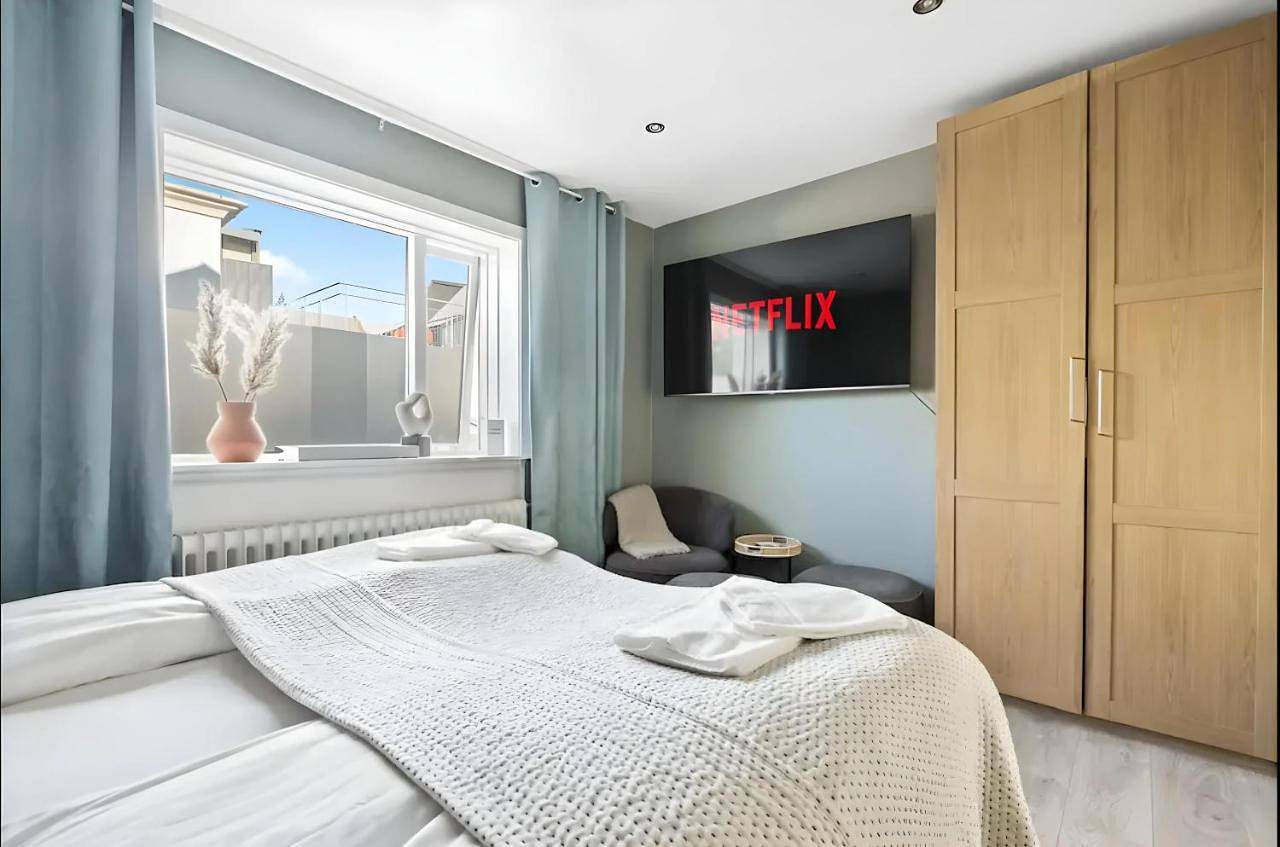 Reykjavík Center, King bed, 65" Tv with Netflix in Ásgarður, Reykjavik