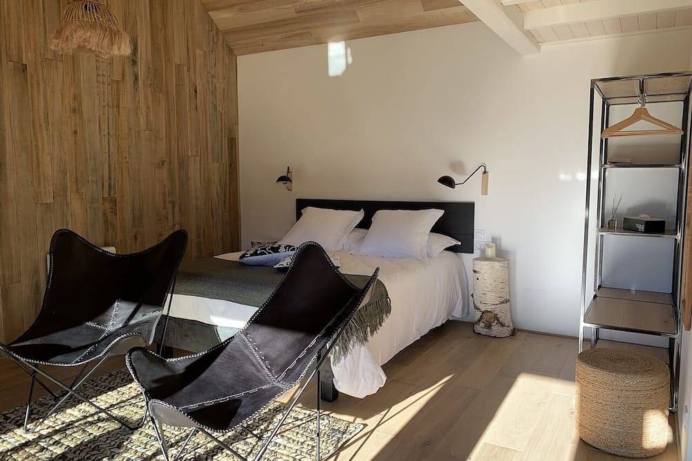 Cabane-Lodge Haut de Gamme avec Spa Privatif vers Lacs D'Auvergne in Champs-sur-Tarentaine-Marchal, Parc naturel régional des Volcans d'Auvergne