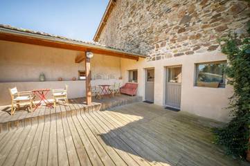 Chambre d’hôte pour 3 personnes, avec vue et terrasse ainsi que jardin et piscine à Vieille-Brioude
