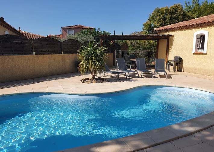 Location de vacances pour 10 personnes, avec terrasse ainsi que jardin et piscine à Mirepeisset