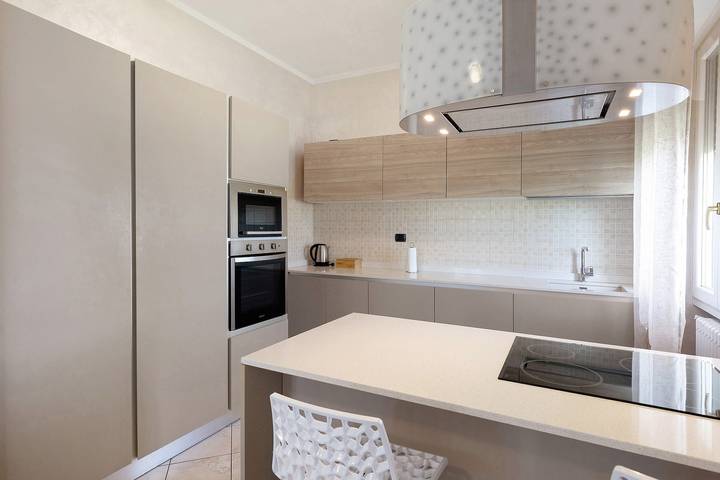 Entire apartment, Apartment 'Lm House - Trilocale Acanthus' with Shared Terrace, Wi-Fi and Air Conditioning in Lonato del Garda, Brescia Province