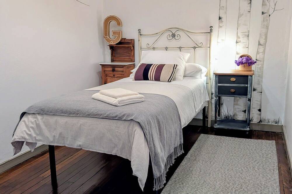 Ganze Wohnung, Apartment in charming restored village house, art & patio, relaxation. in Melide, La Coruña Provinz