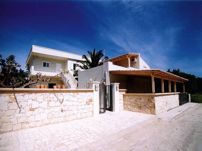 Villa for 4 personer, med terrasse og badebasseng i tillegg til hage i Platanias Kommune