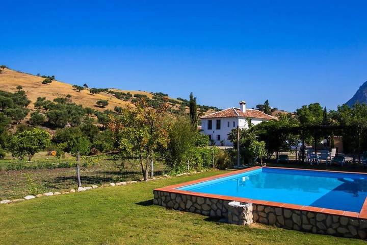 Casa rural para 13 personas, con jardín además de balcón y piscina en Sierra de Grazalema - 2