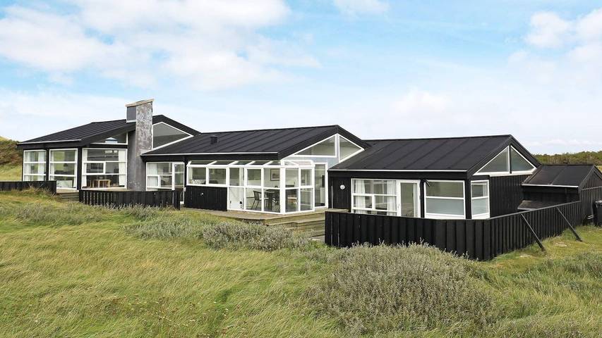 Ferieudlejning for 12 personer, med pool og terrasse såvel som sauna og jacuzzi i Rødhus