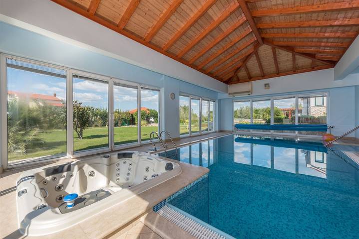 Villa pour 10 personnes, avec Jardin ainsi que Piscine et Sauna dans Betina