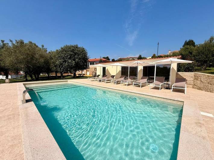 Location de vacances pour 8 personnes, avec Balcon et Jacuzzi ainsi que Terrasse et Jardin dans Poiares