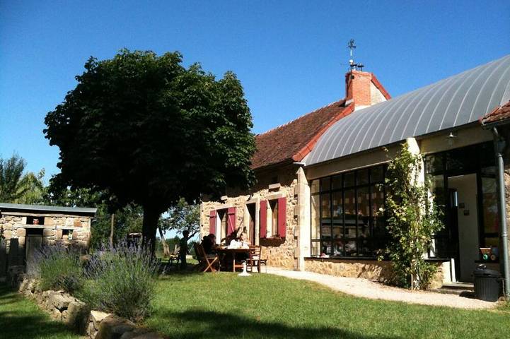 Gîte pour 8 personnes, avec terrasse et jardin, animaux acceptés à Beaune-d'Allier