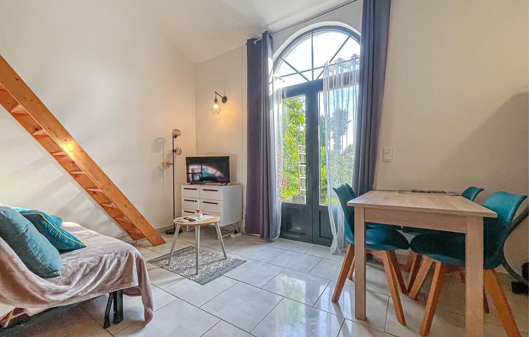 Charmante Ferienwohnung mit Pool, WLAN, Terrasse und Parkplatz in Eyragues, Arles und Umgebung
