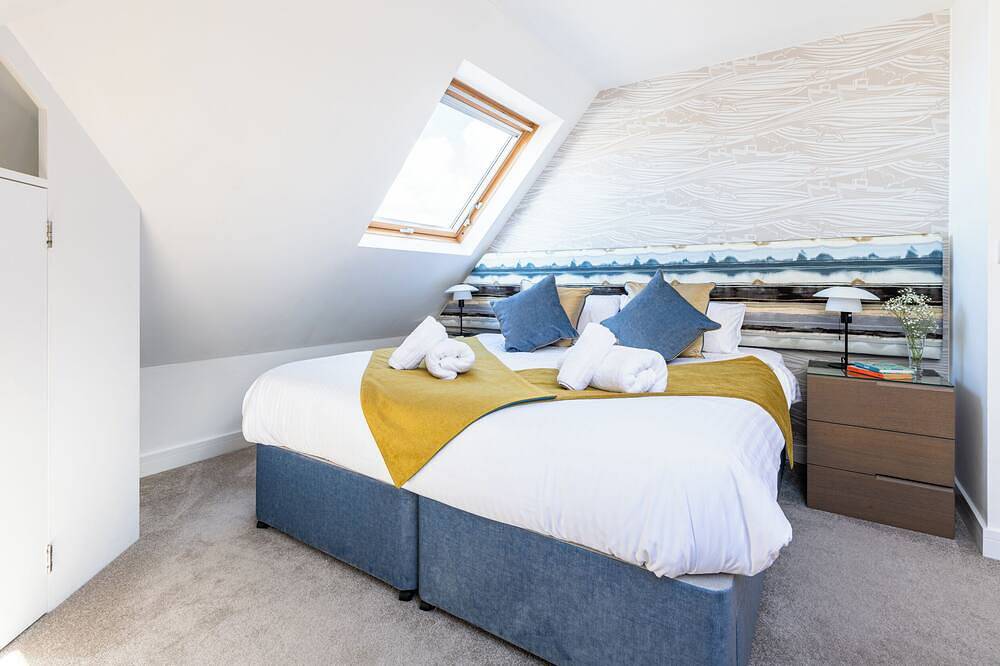 Entire apartment, Porthia Penthouse, 2 bedrooms, 2 bathrooms, sea views, parking and free Wifi in St. Ives, Cornwall