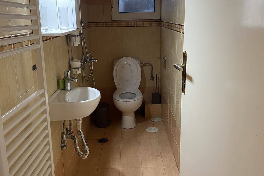 Private Home 10min away from Athens Int Airport. Beach 150meters away in Artemida, Regionalbezirk Ostattika