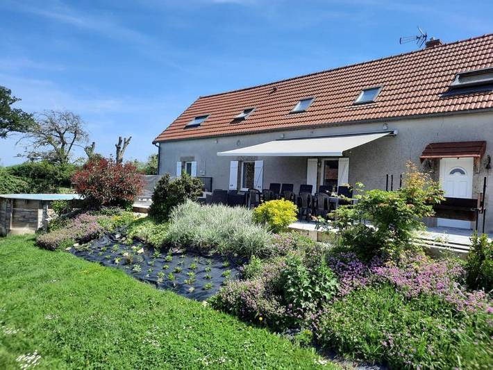 Location de vacances pour 10 personnes, avec Terrasse ainsi que Jardin et Piscine à Échassières