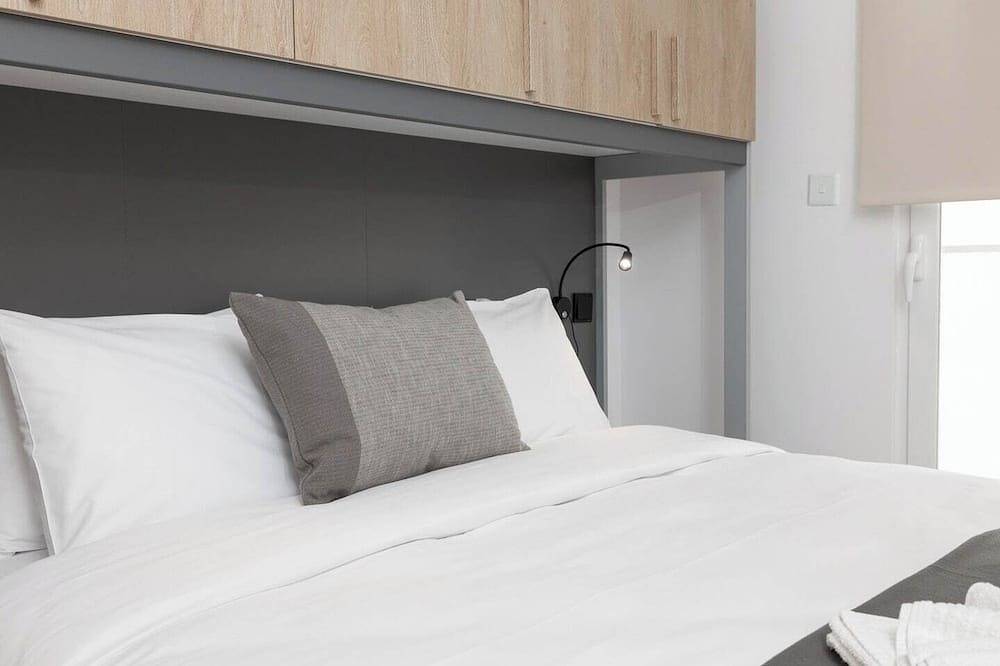 Ganze Wohnung, Modern 2-bedroom apartment in central Mellieħa. Sleeps 6 with sofa bed, A/C, Wi-Fi, Smart Tv & lift access. Steps from shops, restaurants & public transport. in il-Mellieha, Mellieha