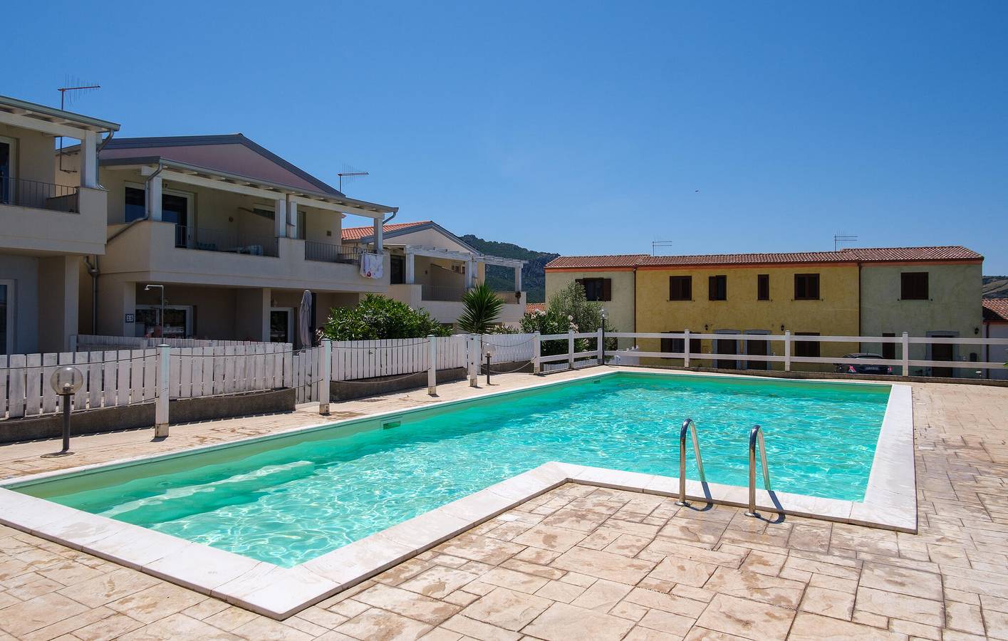 Schicke Wohnung: Babybett, Parkplatz, AC, Pool, WiFi, Nähe Trattoria & Stadtzentrum in Viddalba, Sassari Provinz