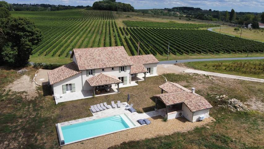 Casa de vacaciones 'Maison De La Fontaine' con piscina privada, wifi y aire acondicionado in Villefranche-de-Lonchat, Périgord Pourpre