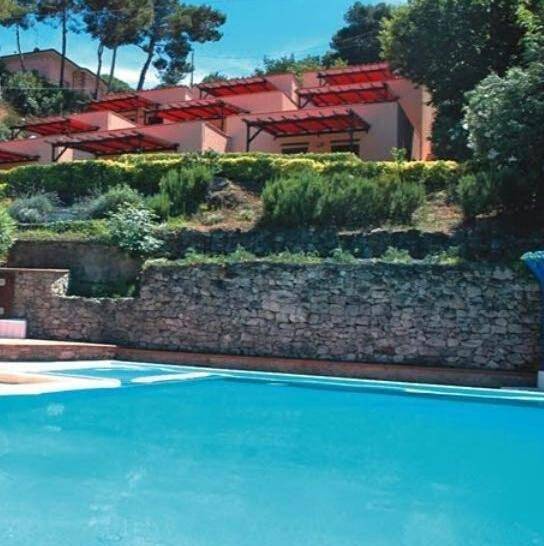 Appartamento per 9 persone, con panorama e piscina nonché giardino in Nisporto