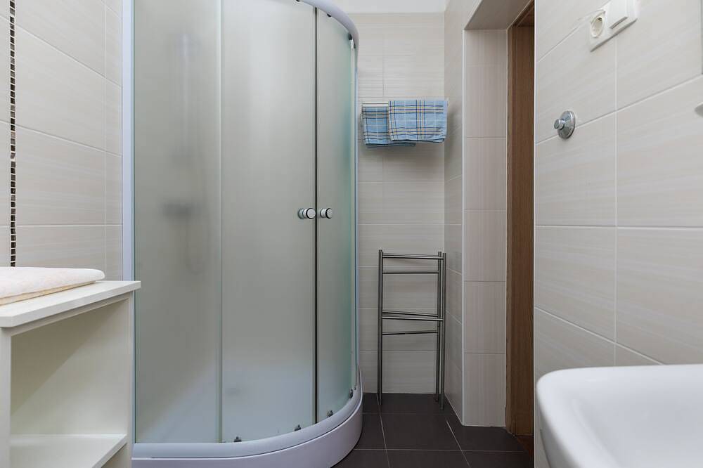Ganze Wohnung, 1-Zimmer-Ferienwohnung mit Balkon und Meerblick Nemira (Omis in Omiš (Kroatische Adria), Omis-Riviera