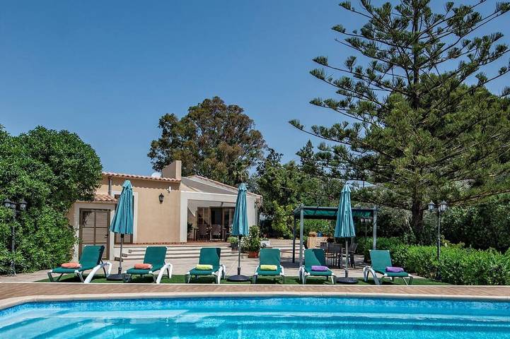 Villa for 8 people, with garden and terrace in Cala Bona