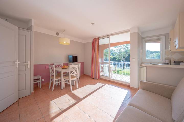 Gîte pour 4 personnes, avec piscine et bassin pour enfant, adapté aux familles dans Port de Cannes Marina - 3