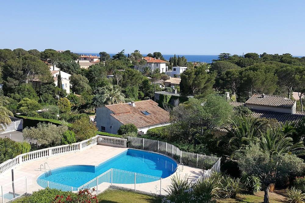Entire apartment, Saint-Raphael Cote D'Azur Grand F2 pour 5p Piscine Au calme vue mer Tout à pied in Saint-Raphaël, Mediterranean Coast (France)