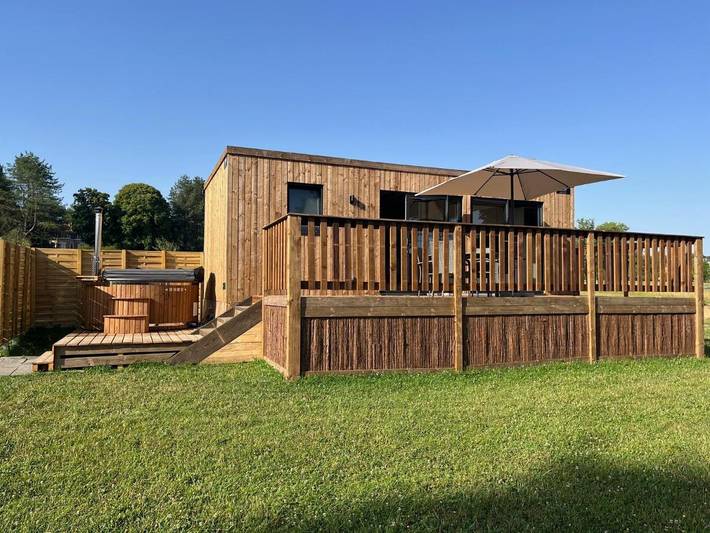 Location de vacances pour 4 personnes, avec Jacuzzi et Terrasse ainsi que Jardin et Piscine dans Floyon