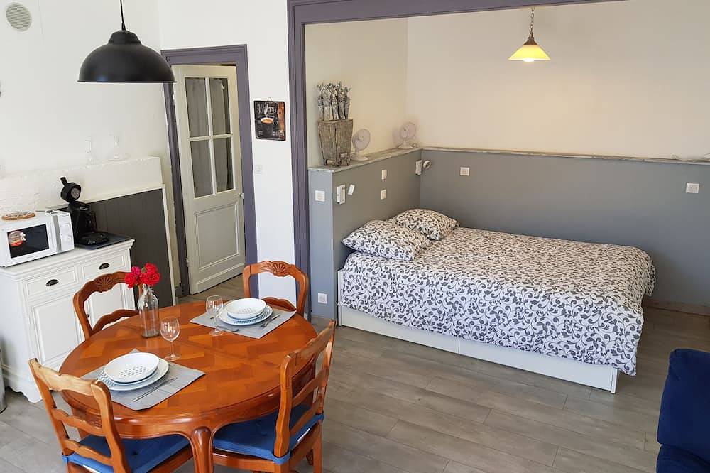 Entire apartment, Avant Garde - Furnished studio in the heart of Unesco Monument in Blaye, Blaye region