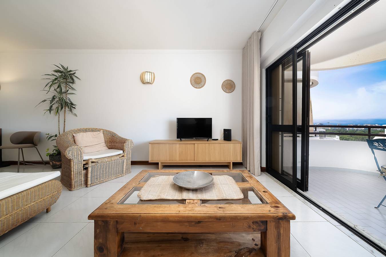 Entire apartment, Apartment "Tropicana" with Shared Pool & Wi-Fi in Vilamoura, Quarteira
