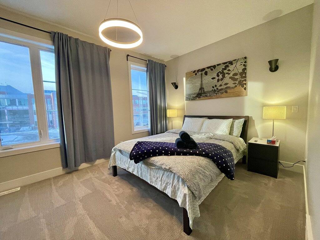 Huge 1700+ sqft Luxury Home Dt Parking + Fast Wifi in Edmonton, Alberta