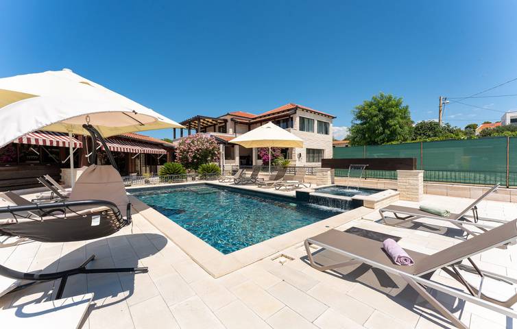 Villa pour 10 personnes, avec Balcon et Jacuzzi ainsi que Terrasse et Sauna dans Vir