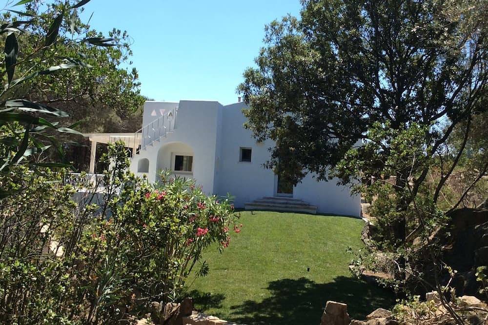 Blue Eden Dimora–Villa mit drei Terrassen, 20mt vom Meer, in privaten Pinienwald in Parco Nazionale dell'Arcipelago di La Maddalena, La Maddalena