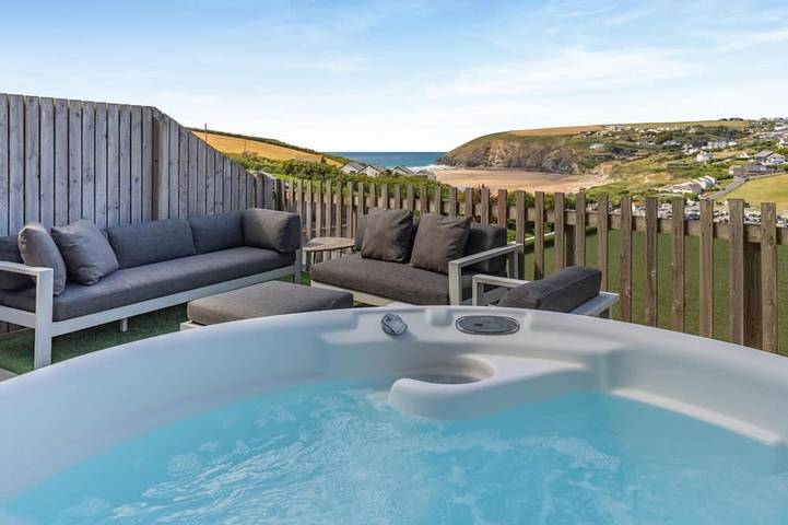 Cottage for 8 people, with Hot tub and Garden in Mawgan Porth