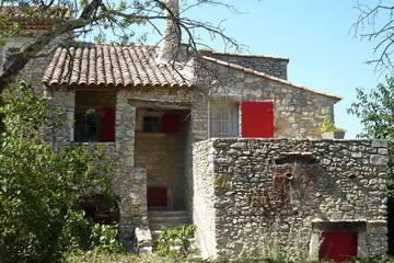 Location de vacances pour 4 personnes, avec jardin à Lussan