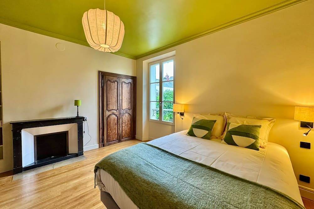200 metres from the château, charming family home with outbuilding and garden in Fontainebleau, Seine-et-Marne