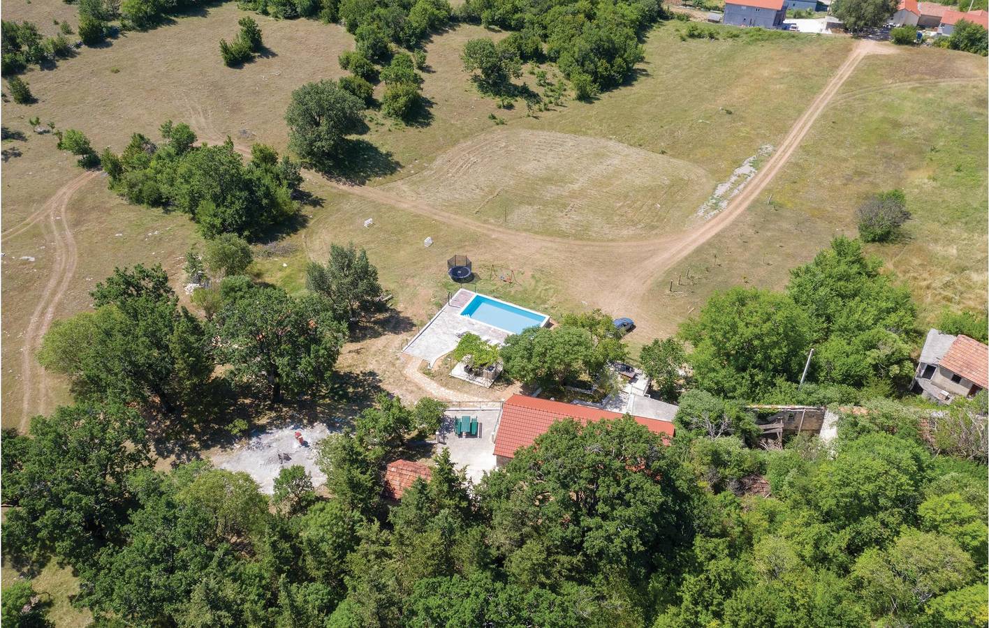 Gemütliche 2-Zimmer-Wohnung mit Pool, WLAN und Parkplatz in der Nähe des Flusses Cetina in Dalmatinisches Zagora