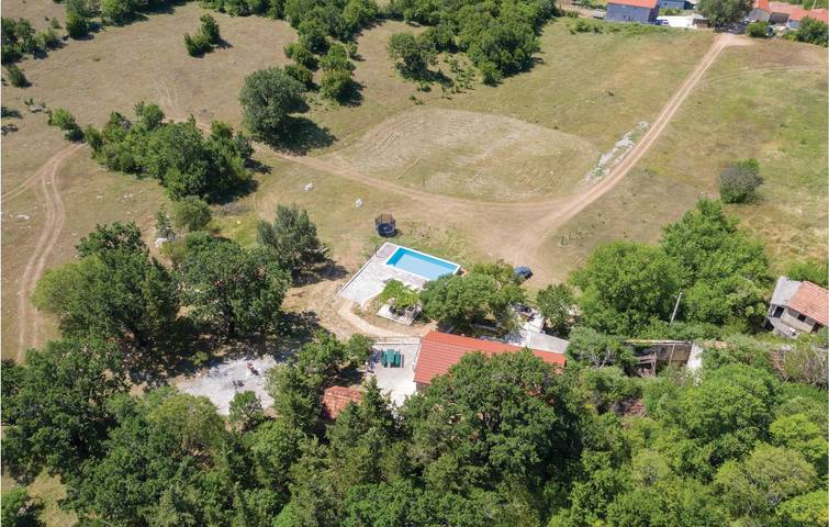 Gemütliche 2-Zimmer-Wohnung mit Pool, WLAN und Parkplatz in der Nähe des Flusses Cetina in Dalmatinisches Zagora