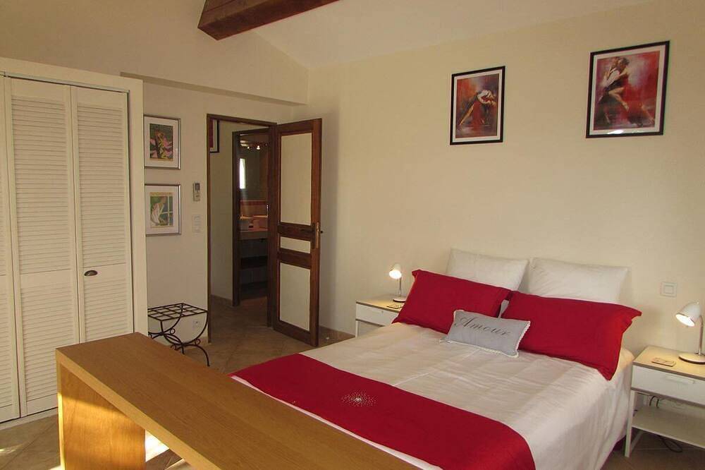 Barjac Villa Pastis - Self-catering cottage with swimming pool and view of the Cevennes mountains in Barjac, Alès region