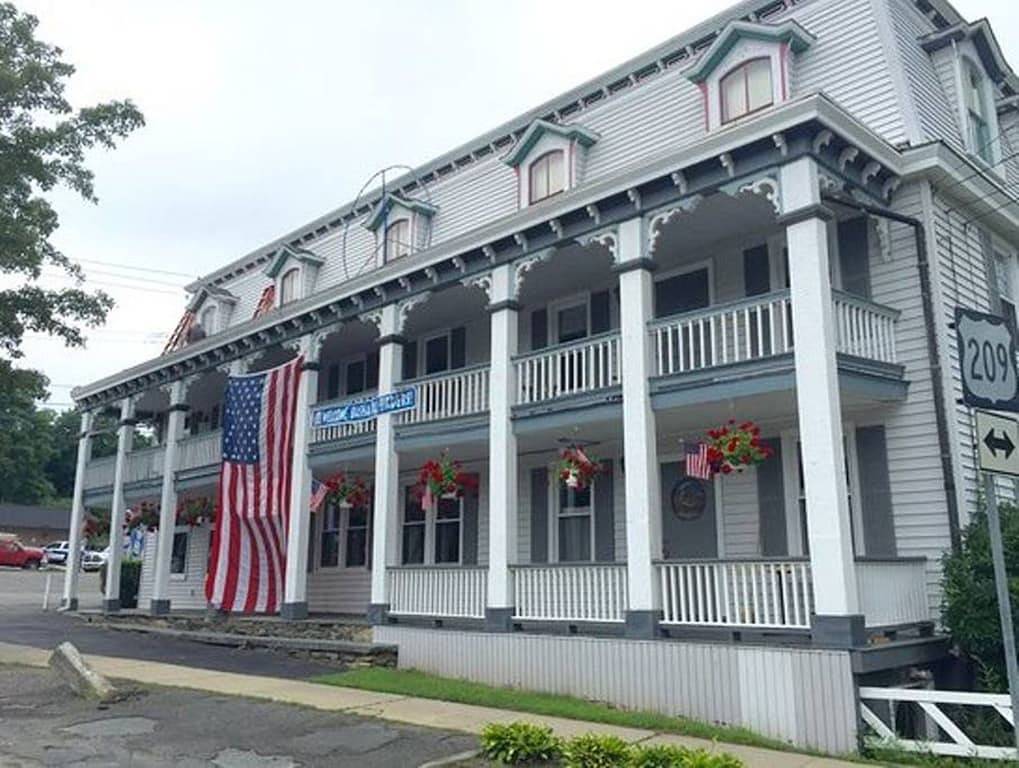 Log Cabin thront über einem Wasserfall mit Blick auf die Berge in Sullivan County
