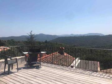 Gîte pour 10 personnes, avec vue ainsi que jardin et terrasse, animaux acceptés à Mandagout
