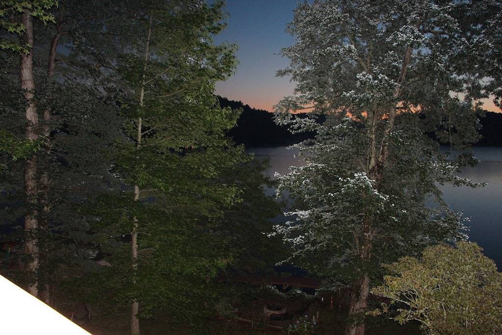 Lakefront Toxaway Home: 20 'Boot mit 130 Ps Inklusive - Wasserspielzeug ist optional in Lake Toxaway