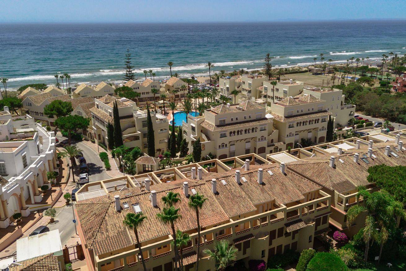 Entire apartment, Cozy apartment with terrace and access to the beach, in Elviria, Marbella East in Marbella East, Marbella
