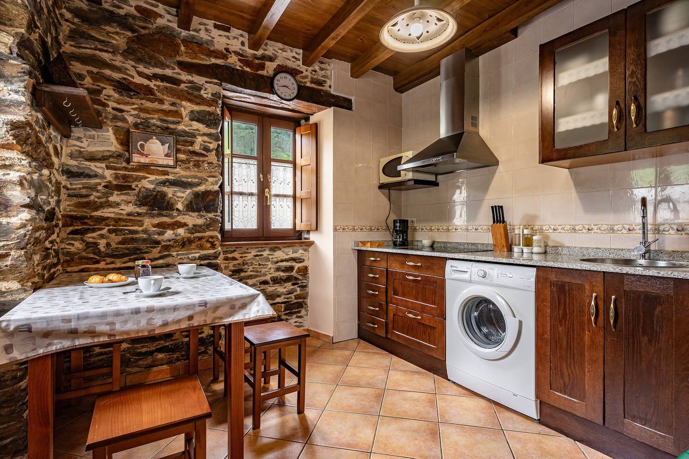 Entire apartment, Apartment 'Mira' with Mountain View, Private Terrace and Wi-Fi in Boal, Costa Verde (Spain)